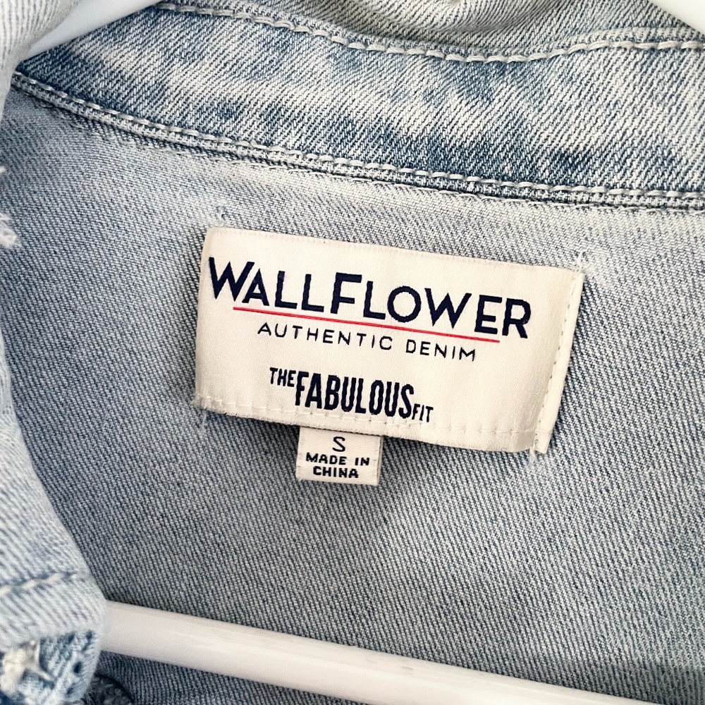 Distressed blue jean denim jacket - Picture 7 of 7